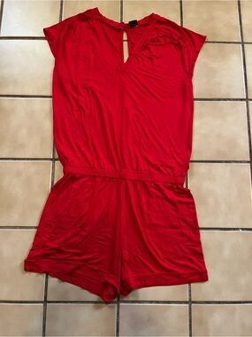 Casual Red Short-Sleeve Romper with Elastic Waist